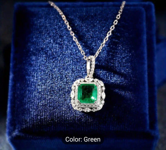 BEAUTIFUL SILVER-PLATED 4-CLAW EMERALD ZIRCON PENDANT.