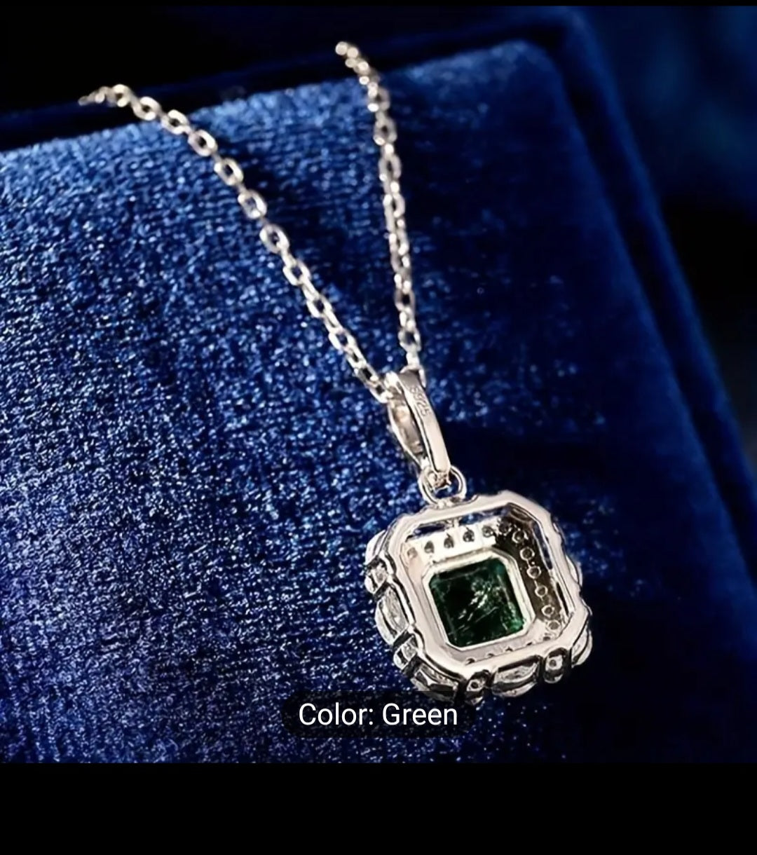 BEAUTIFUL SILVER-PLATED 4-CLAW EMERALD ZIRCON PENDANT.