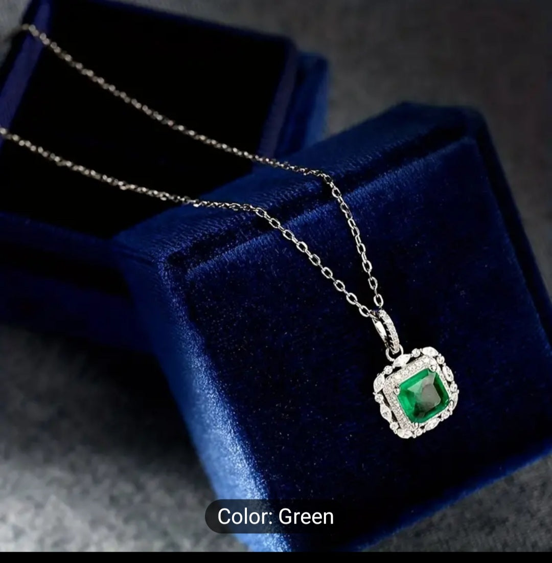 BEAUTIFUL SILVER-PLATED 4-CLAW EMERALD ZIRCON PENDANT.