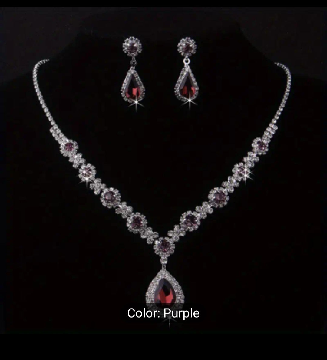 SPARKLINGLY ELEGANT RHINESTONE NECKLACE AND EARRING SET.