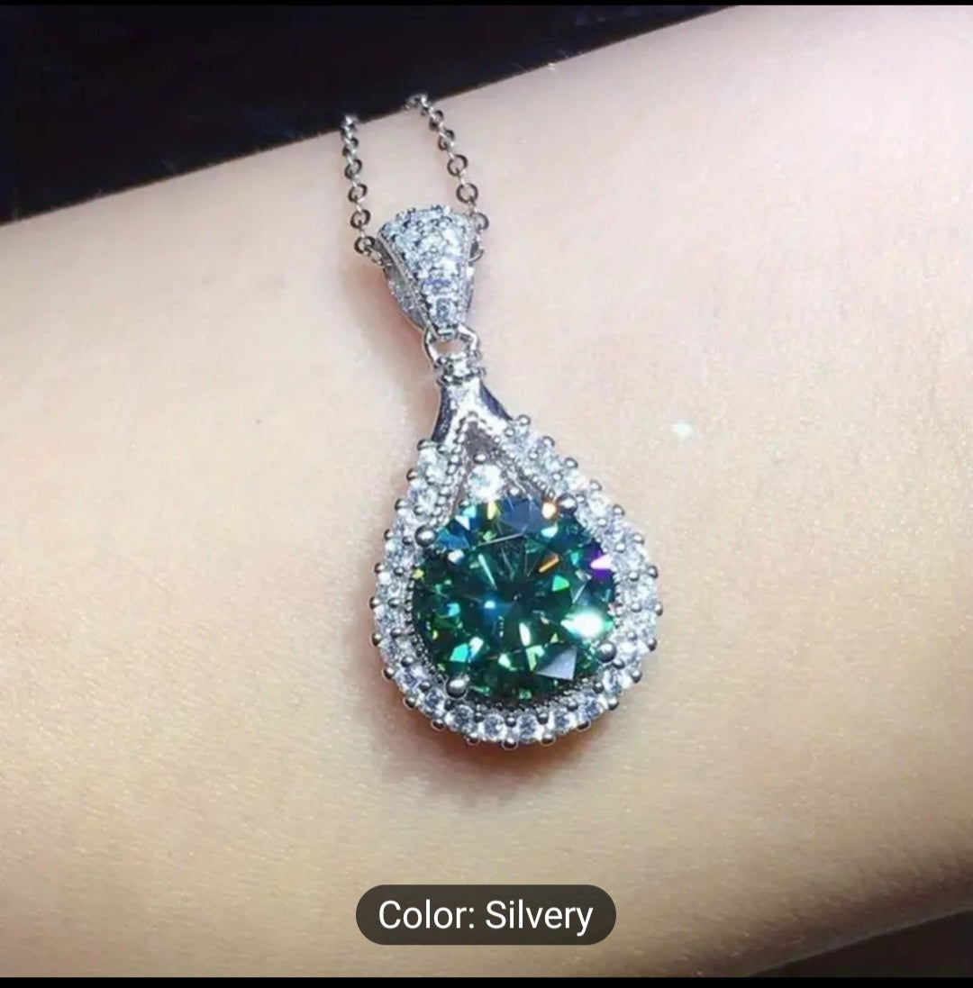 BOLD ELEGANT ROUND-CUT EMERALD NECKLACE.