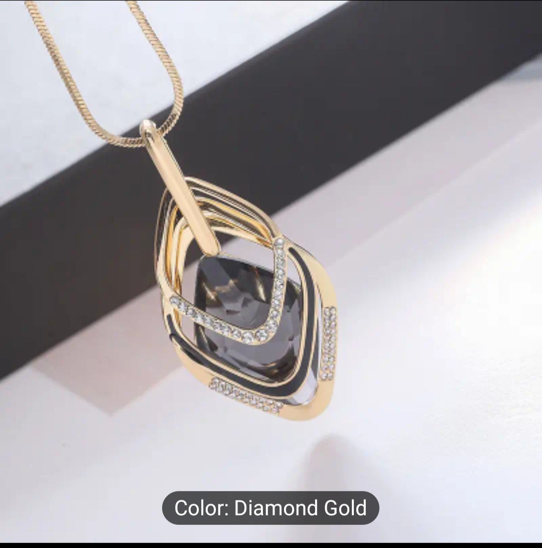 A LUXURY RHINESTONE CRYSTAL PENDANT.