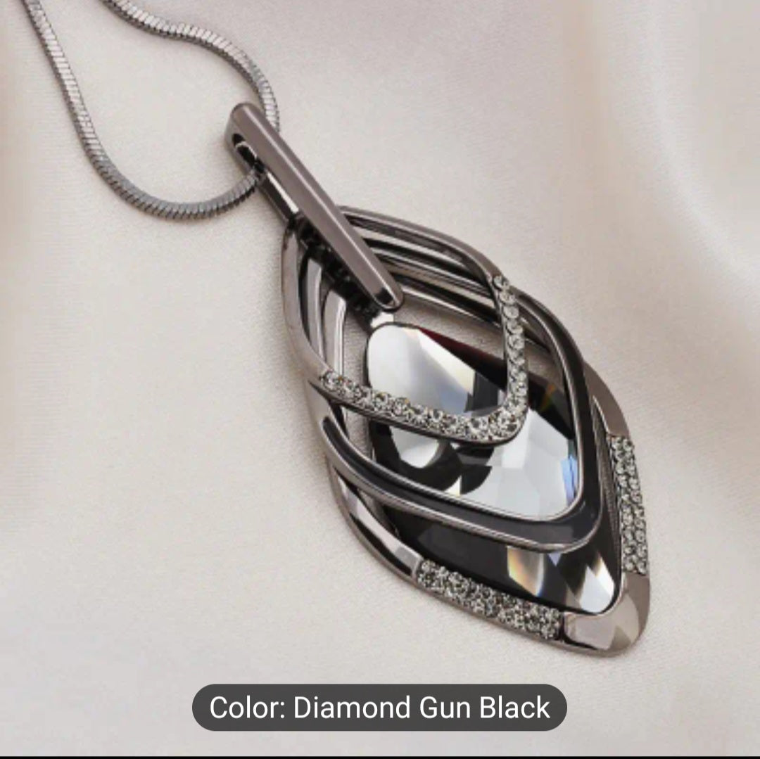 A LUXURY RHINESTONE CRYSTAL PENDANT.