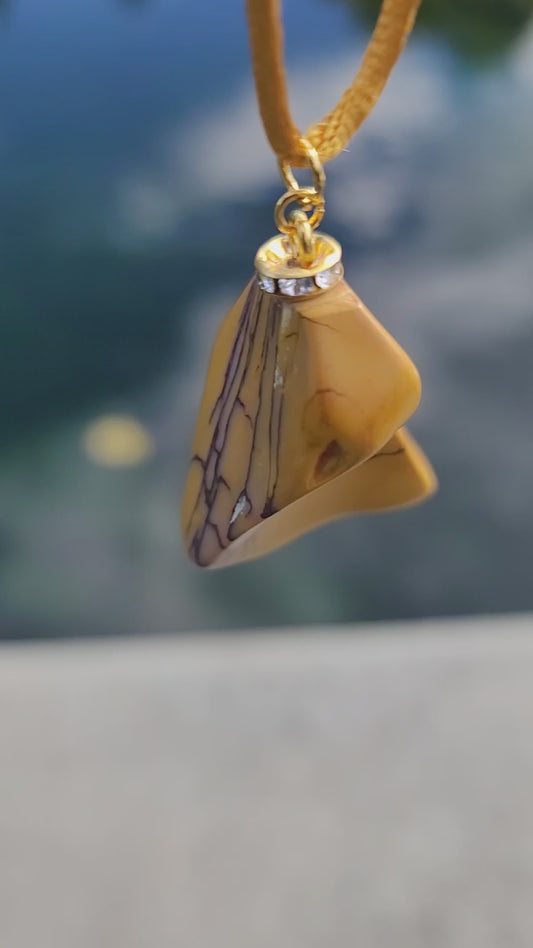 CAPTURE AN AMAZING PIECE OF NATURAL BEAUTY WITH THIS YELLOW JASPER PENDANT..