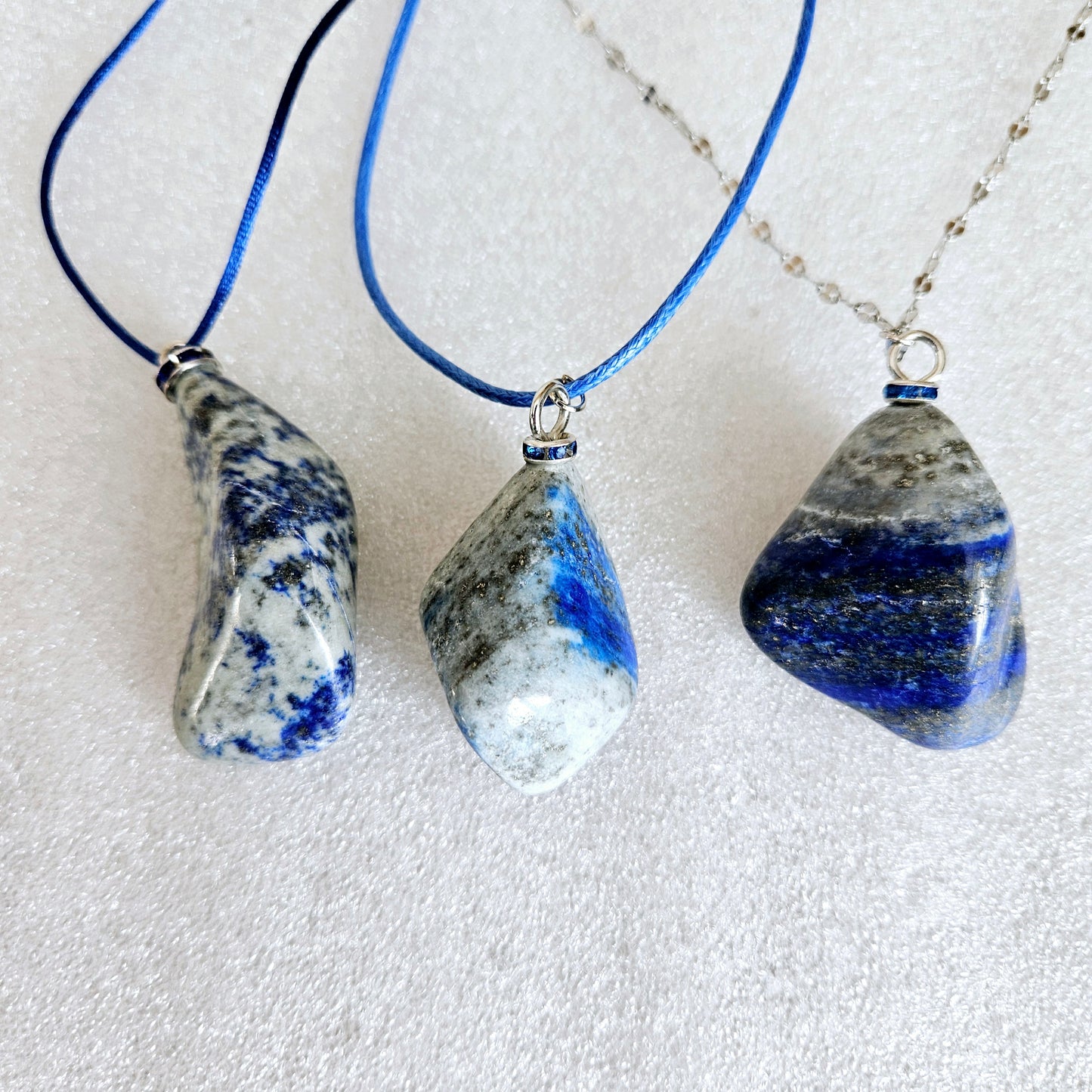 A STRIKING LAPIS LAZULI PENDANT!