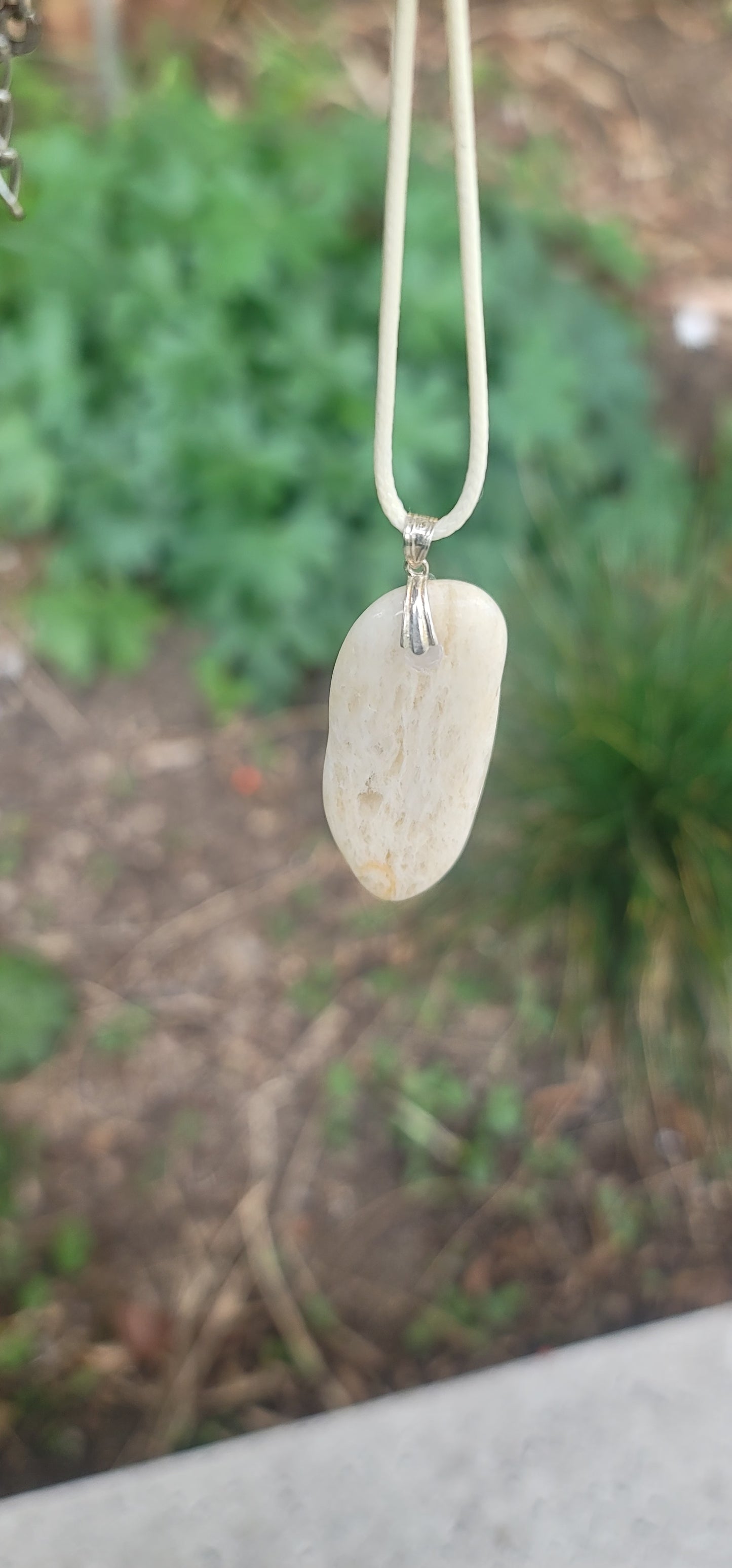 SLEEK WHITE QUARTZ PENDANT