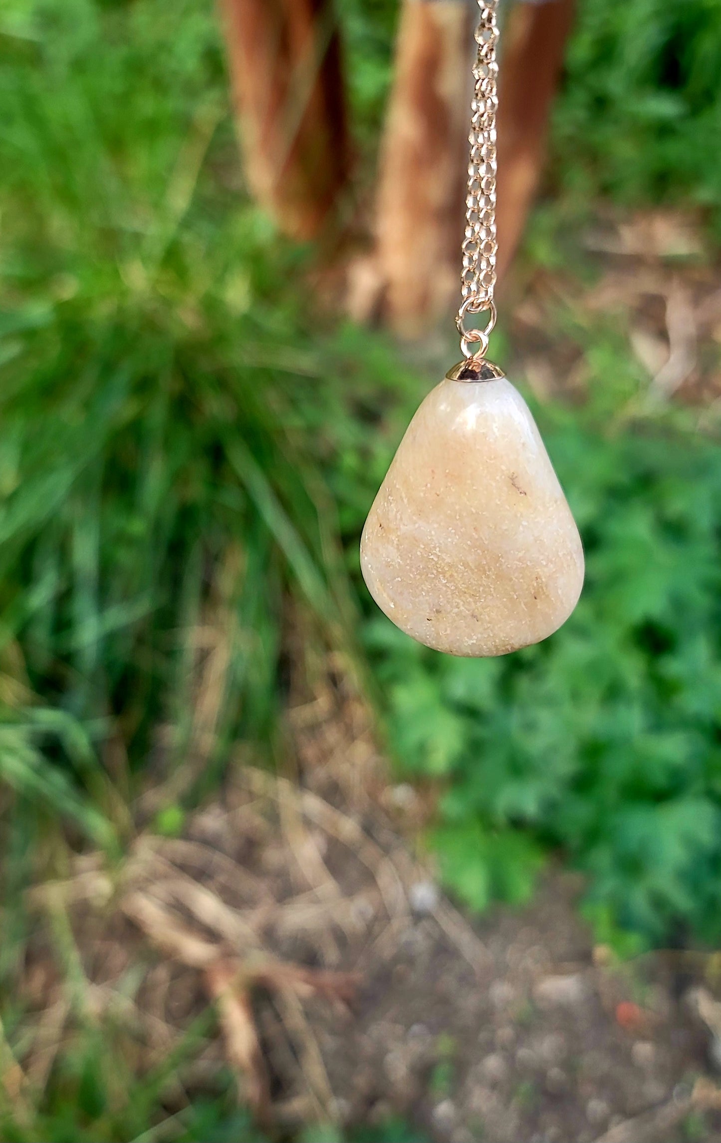 BROWN & TAN QUARTZ PENDANT NECKLACE.