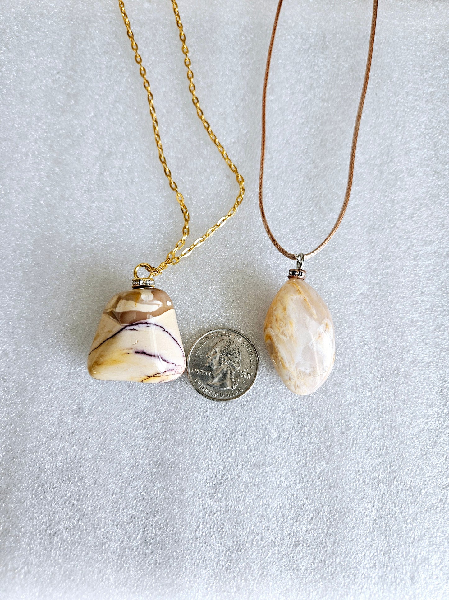 BEAUTIFUL DESERT JASPER PENDANT WITH AN INTRICATE COLOR PATTERN AND BOLD STYLE..