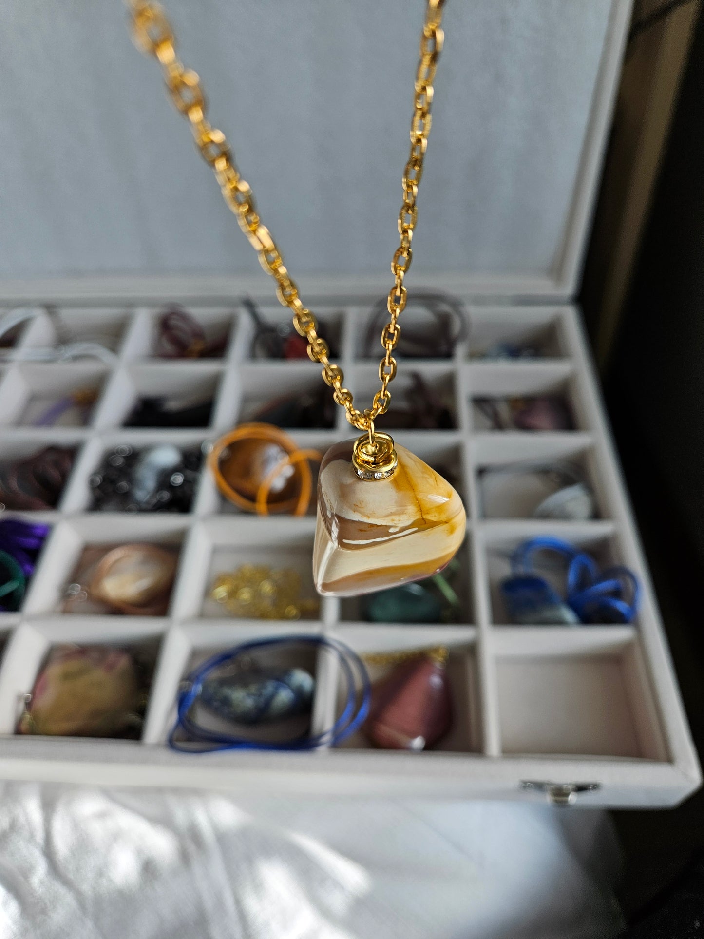 BEAUTIFUL DESERT JASPER PENDANT WITH AN INTRICATE COLOR PATTERN AND BOLD STYLE..