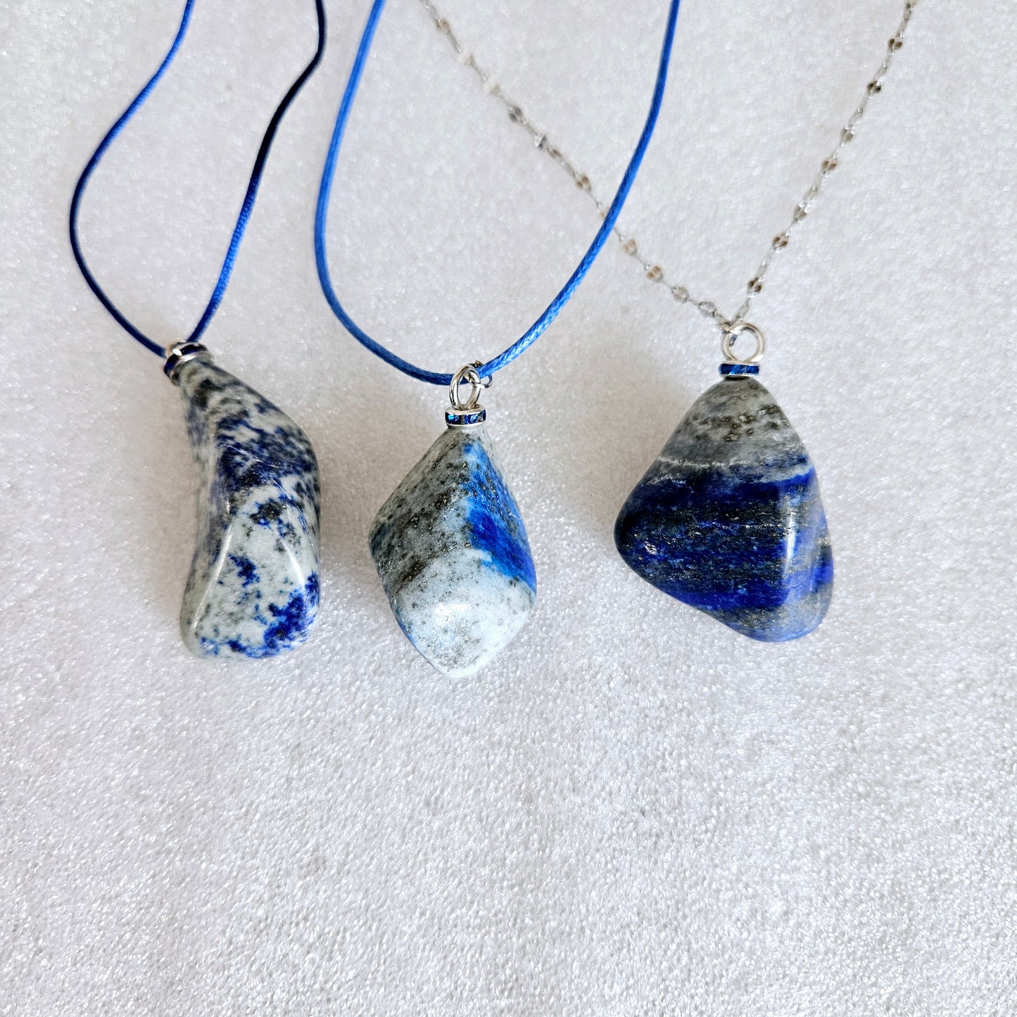 A STRIKING LAPIS LAZULI PENDANT!