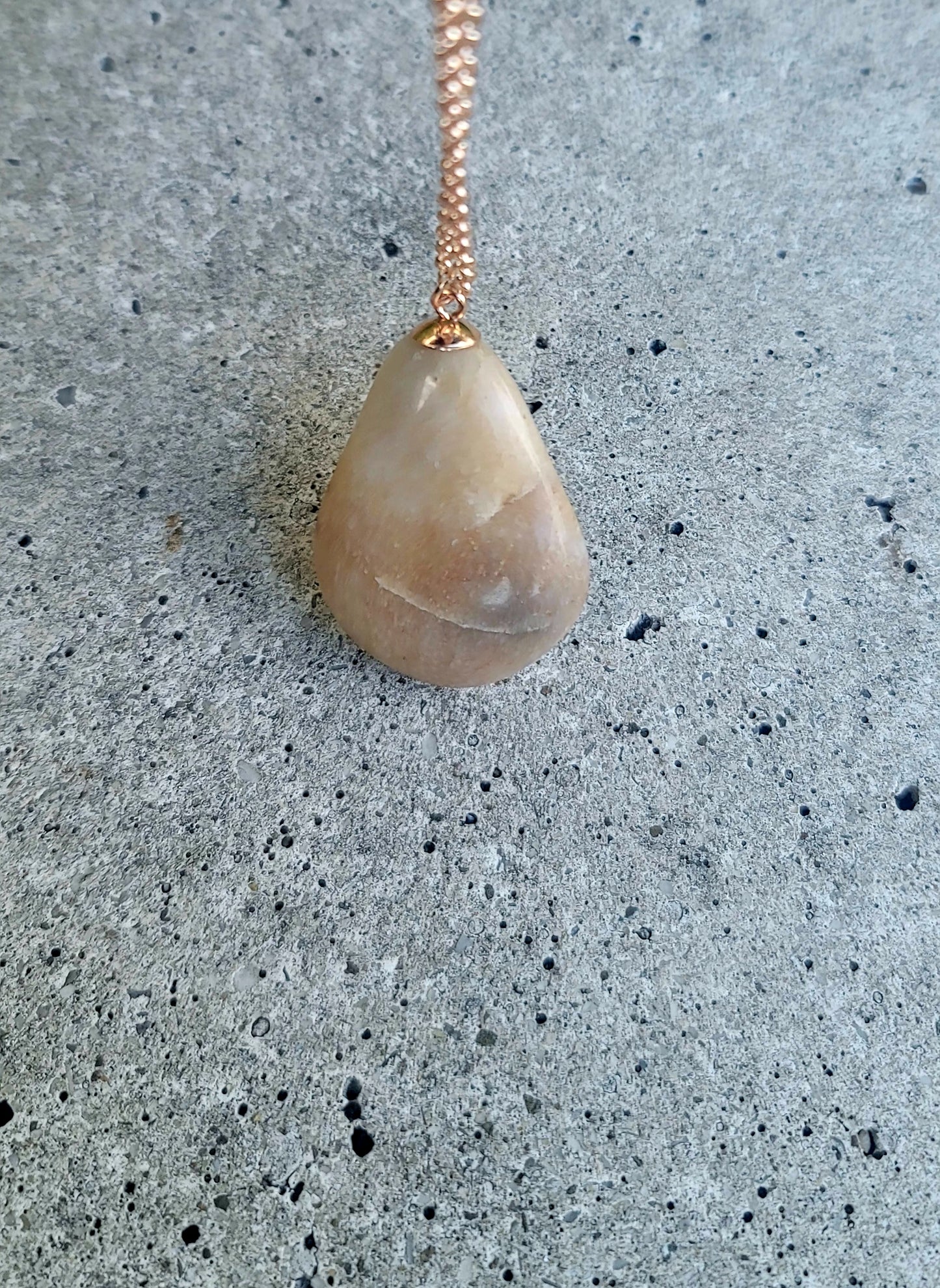BROWN & TAN QUARTZ PENDANT NECKLACE.