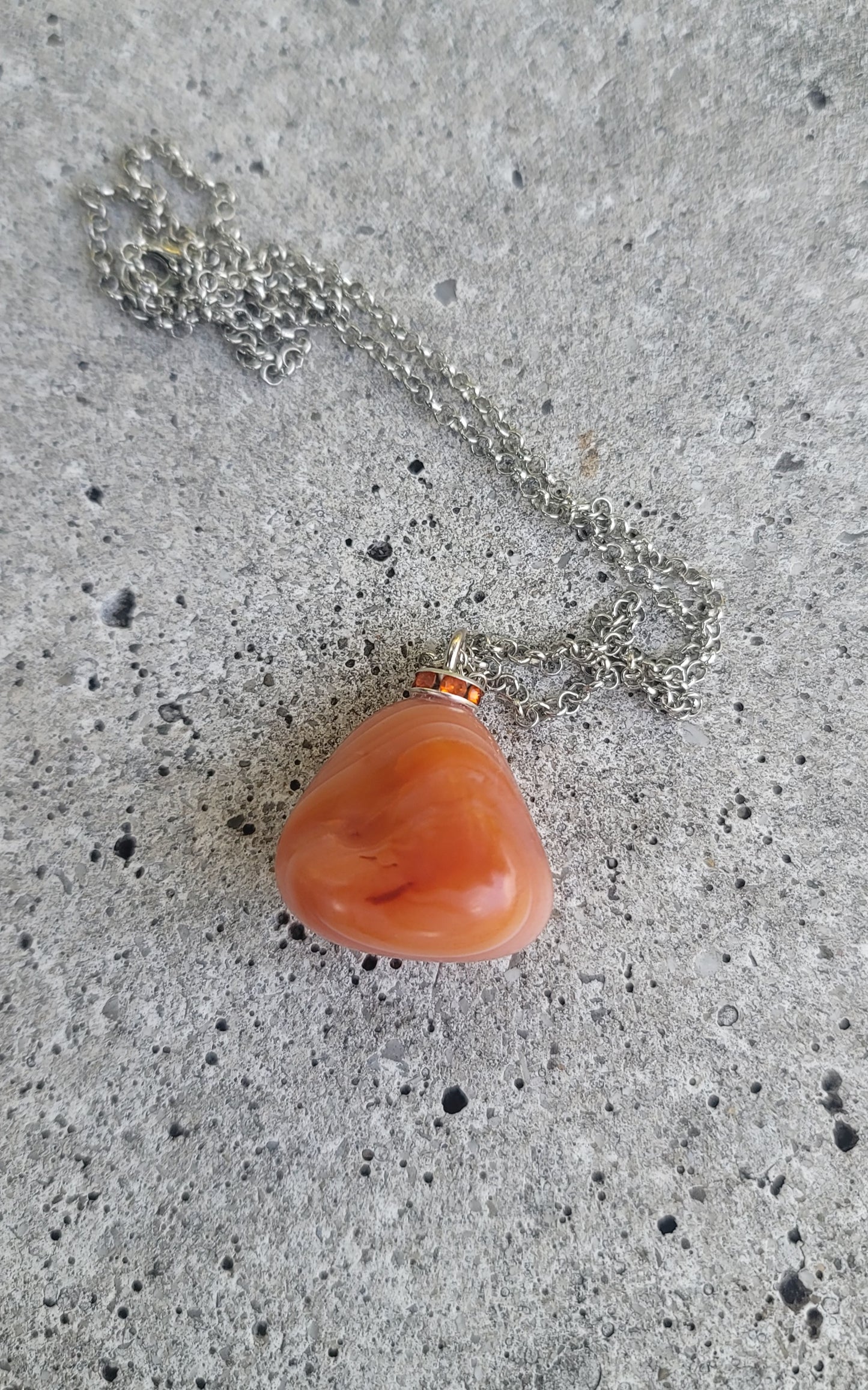 VIBRANT CARNELIAN AGATE PENDANT