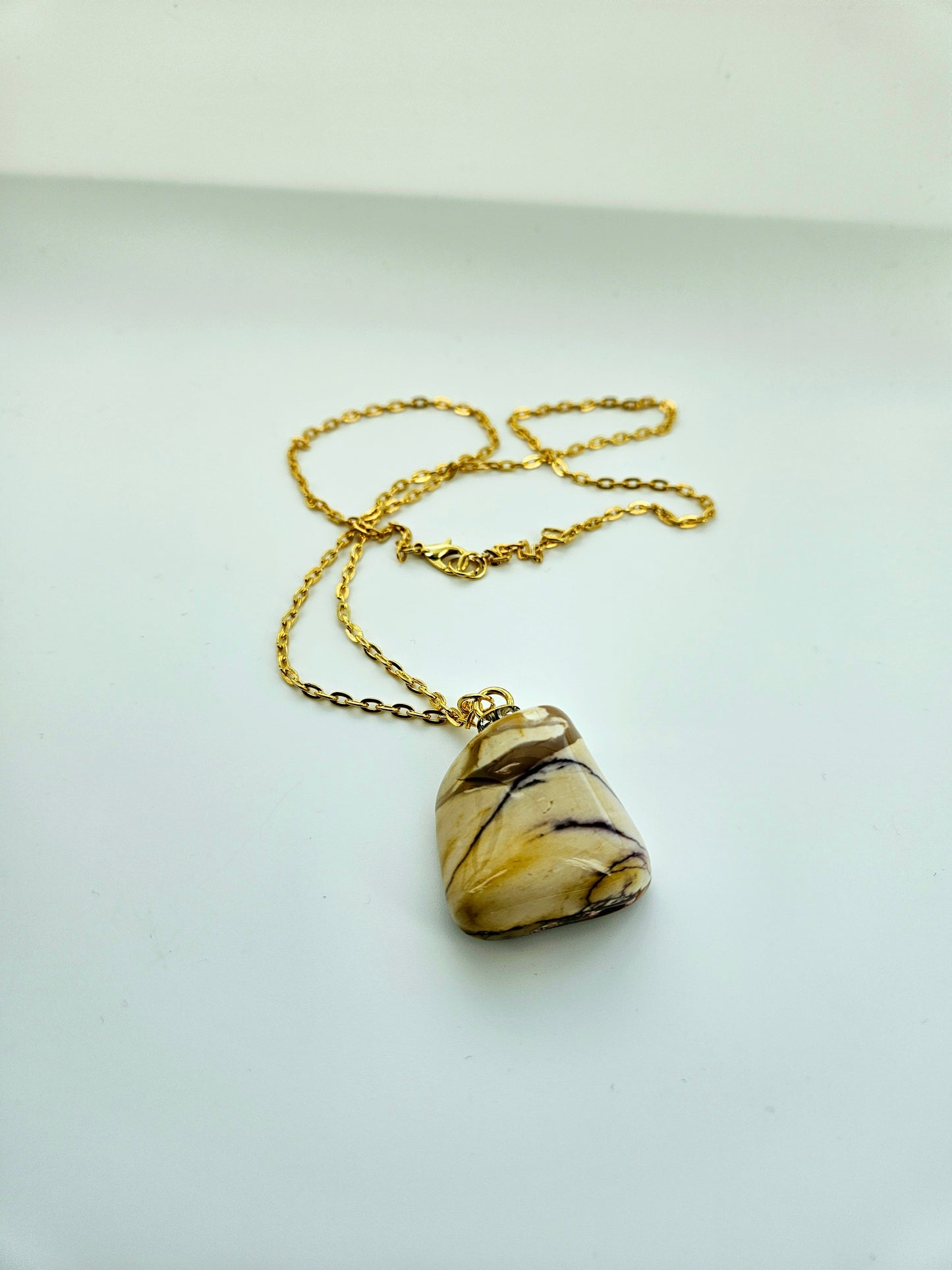 BEAUTIFUL DESERT JASPER PENDANT WITH AN INTRICATE COLOR PATTERN AND BOLD STYLE..