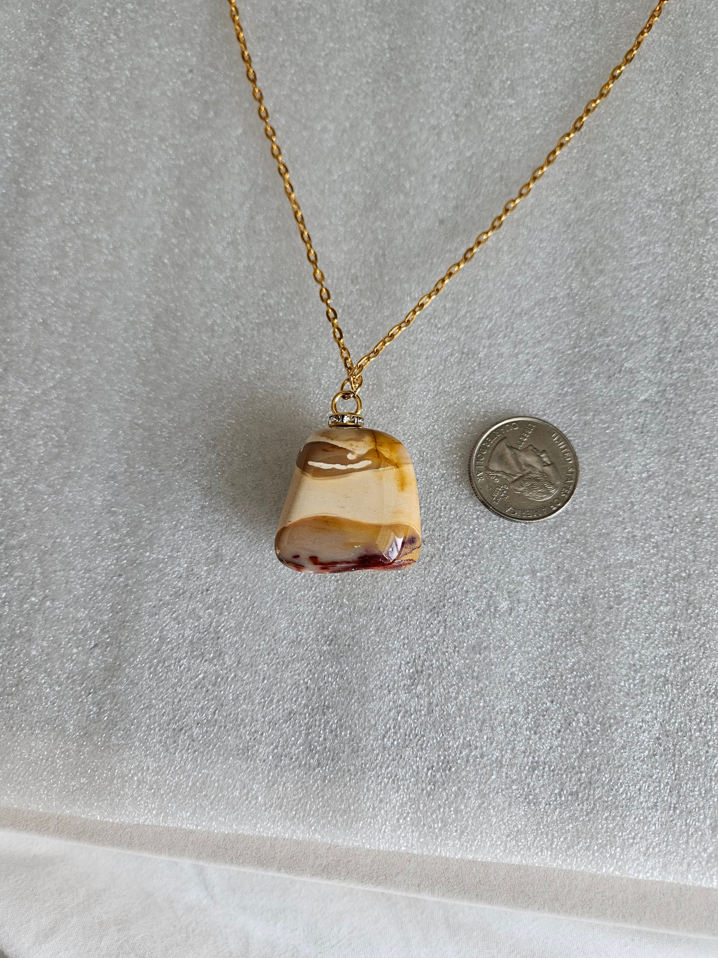 BEAUTIFUL DESERT JASPER PENDANT WITH AN INTRICATE COLOR PATTERN AND BOLD STYLE..