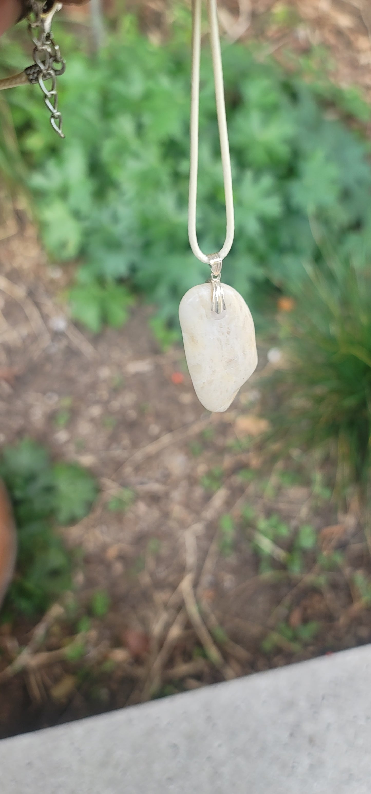 SLEEK WHITE QUARTZ PENDANT