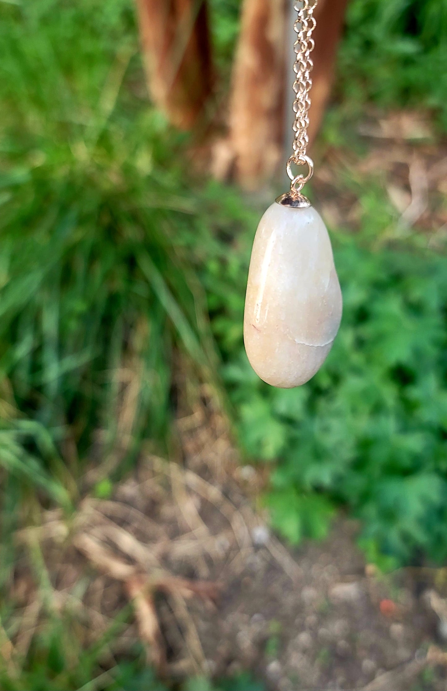 BROWN & TAN QUARTZ PENDANT NECKLACE.