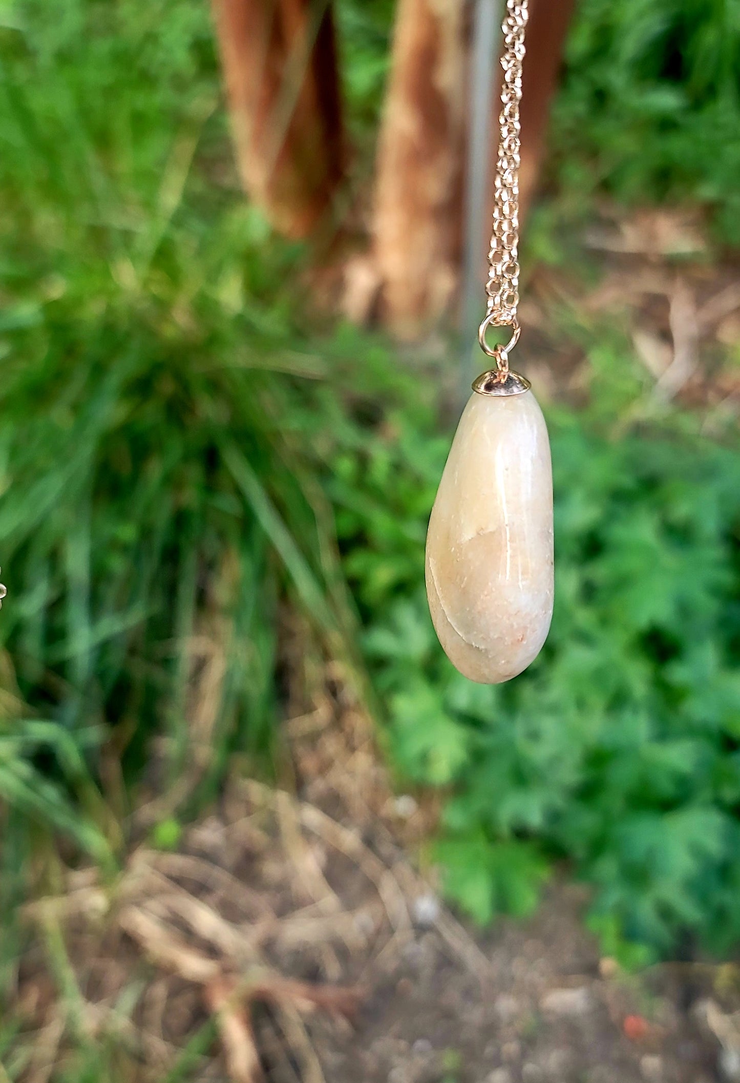 BROWN & TAN QUARTZ PENDANT NECKLACE.