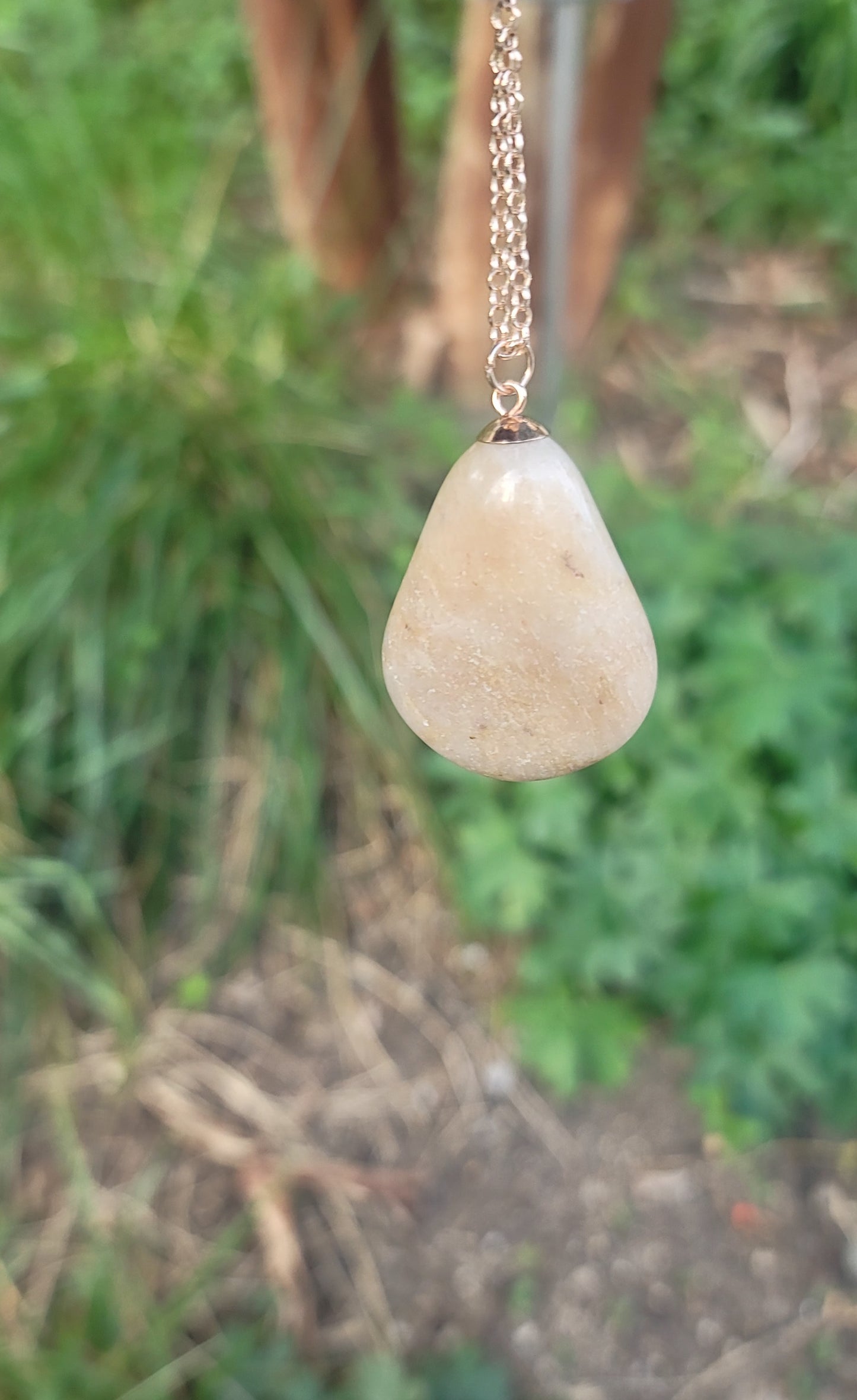 BROWN & TAN QUARTZ PENDANT NECKLACE.