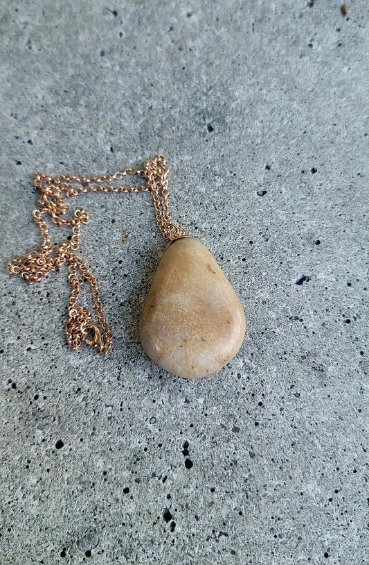 BROWN & TAN QUARTZ PENDANT NECKLACE.